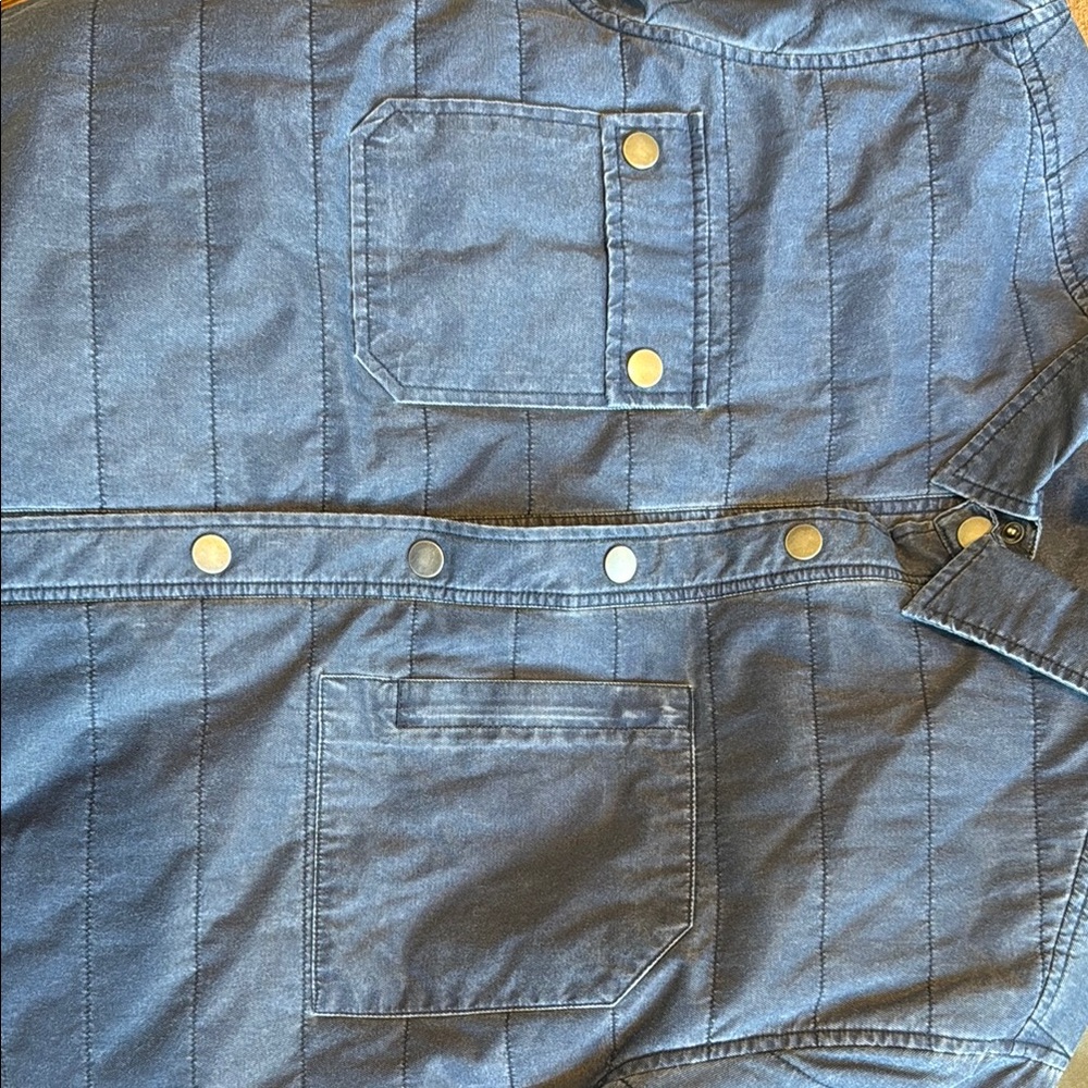 Lightweight Jacket with Structured Design - Picture 5 of 5